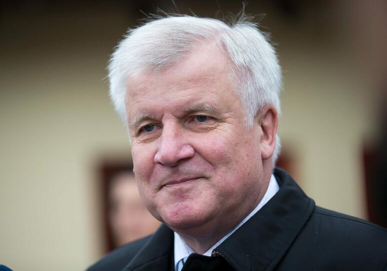Ich freue mich jeden Tag

Horst Seehofer (64), Ministerpräsident
"Ich bringe Geist, Seele und Körper in Harmonie, indem ich so lebe, dass ich mich jeden Tag freue. Und wenn mich was ärgert, hoffe ich, dass ich die treffe, die mich ärgern. Dann kann ich sagen: Das war Fasching. Dann geht's mir gut. So lebe ich seit meiner Erkrankung 2002."
