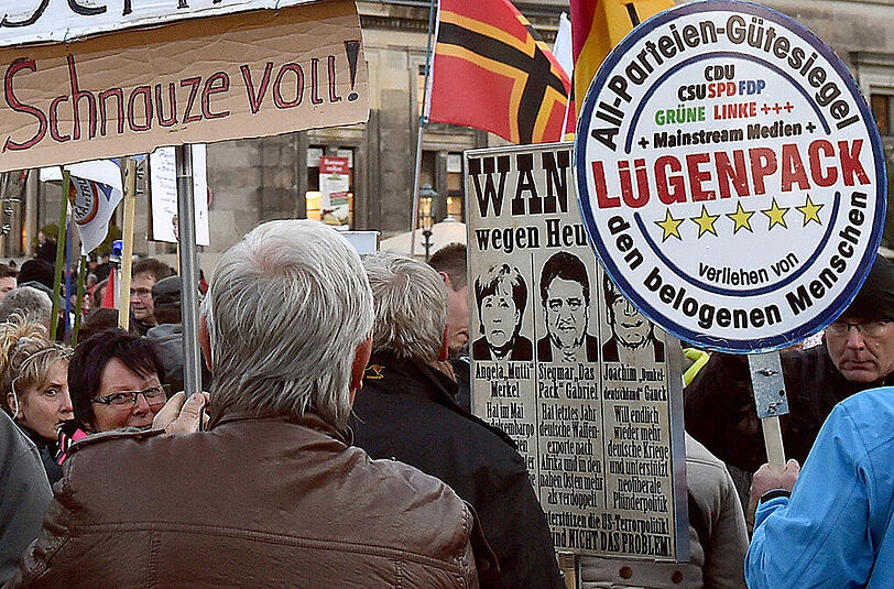 Mehrere tausend Pegida Anhänger demonstrieren am 12.10.2015 in Dresden auf dem Theaterplatz.