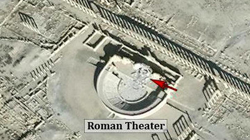 Das Satellitenbild von DigitalGlobe zeigt das römische Theater in Palmyra, wo in Rot neue Zerstörungen markiert sind.