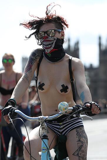 Hüllenlos und bunt bemalt - so war die nackte Radl-Parade durch die Londoner City.