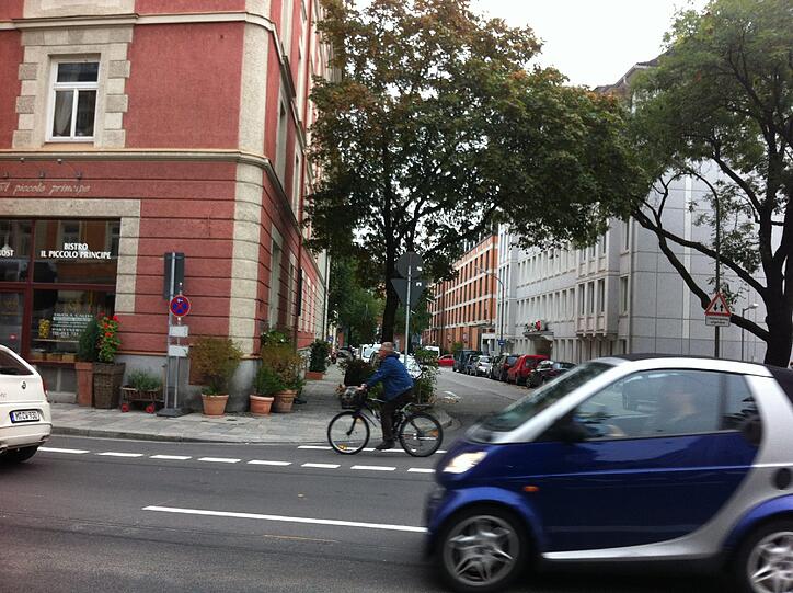 Mehr Platz für Radler an der Kapuzinerstraße: Hier radeln sie zwischen weißen Linien an der Geyerstraße und dem Baldeplatz vorbei in Richtung Wittelsbacherbrücke...