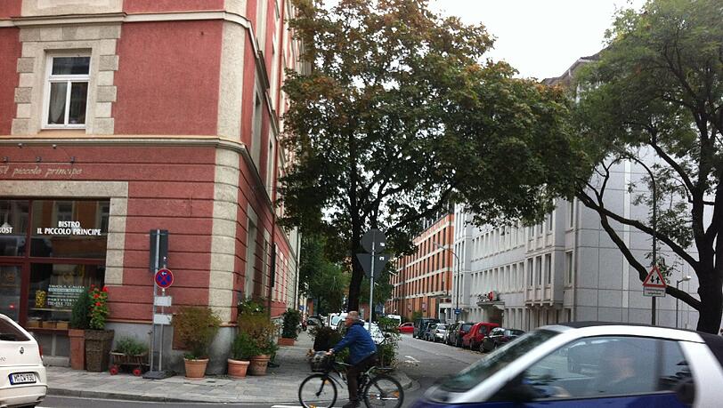 Mehr Platz für Radler an der Kapuzinerstraße: Hier radeln sie zwischen weißen Linien an der Geyerstraße und dem Baldeplatz vorbei in Richtung Wittelsbacherbrücke... Mehr Platz für Radler an der Kapuzinerstraße: Hier radeln sie zwischen weißen Linien an der Geyerstraße und dem Baldeplatz vorbei in Richtung Wittelsbacherbrücke...