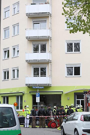 SEK-Einsatz! Polizei findet nach Waffen-Kontrolle Toten in der Holzstraße. Die Bilder vom Einsatz...