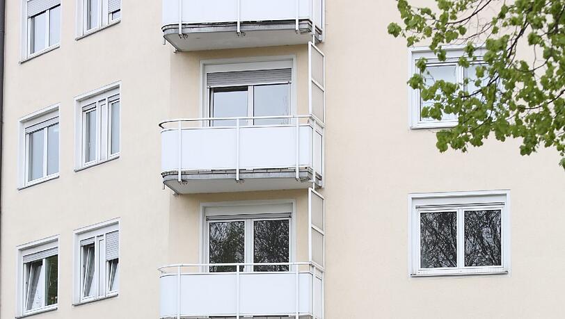 SEK-Einsatz! Polizei findet nach Waffen-Kontrolle Toten in der Holzstraße. Die Bilder vom Einsatz... SEK-Einsatz! Polizei findet nach Waffen-Kontrolle Toten in der Holzstraße. Die Bilder vom Einsatz...