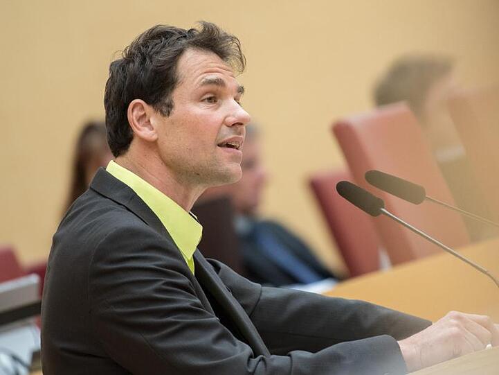 Martin Stümpfig (Bündnis 90/Die Grünen) spricht während einer Landtagssitzung. Foto: picture alliance / Amelie Geiger/dpa/Archivbild