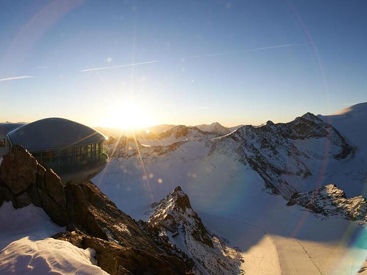 Sonnenaufgang bei der Wildspitzbahn im Pitztal. Foto: Pitztaler Gletscherbahn/dpa/Archivbild
