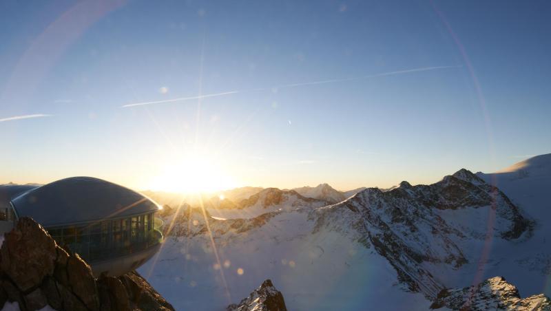 Sonnenaufgang bei der Wildspitzbahn im Pitztal. Foto: Pitztaler Gletscherbahn/dpa/Archivbild Sonnenaufgang bei der Wildspitzbahn im Pitztal. Foto: Pitztaler Gletscherbahn/dpa/Archivbild