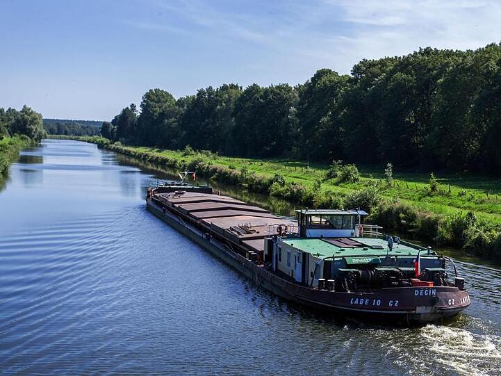 Ein Frachtschiff in der Nähe von Mölln auf dem Elbe-Lübeck-Kanal.