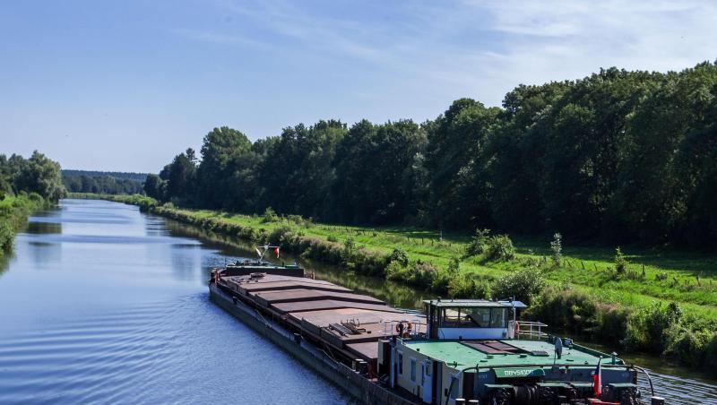 Ein Frachtschiff in der Nähe von Mölln auf dem Elbe-Lübeck-Kanal. Ein Frachtschiff in der Nähe von Mölln auf dem Elbe-Lübeck-Kanal.