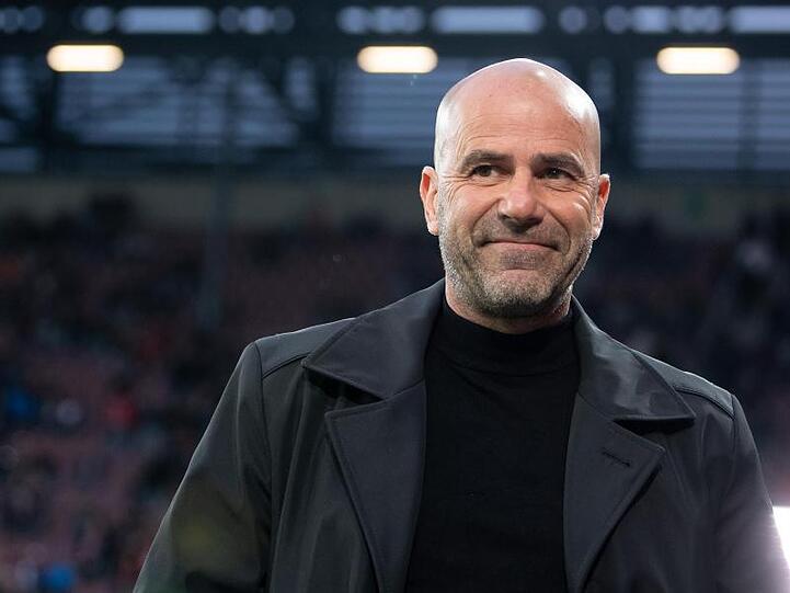 Leverkusens Trainer Peter Bosz schaute seiner Mannschaft in Augsburg zufrieden zu.