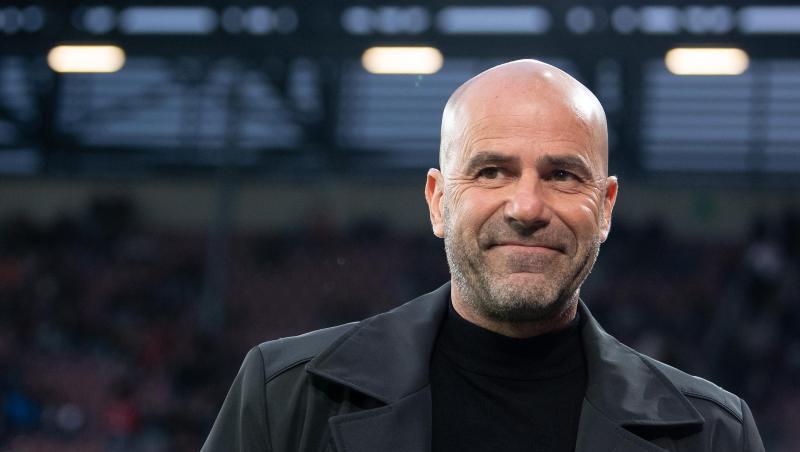 Leverkusens Trainer Peter Bosz schaute seiner Mannschaft in Augsburg zufrieden zu. Leverkusens Trainer Peter Bosz schaute seiner Mannschaft in Augsburg zufrieden zu.