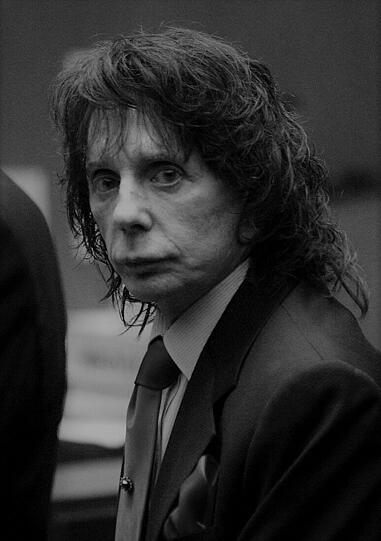 Der ehemalige Musikproduzent Phil Spector ist am 16. Januar im Alter von 81 Jahren im Gefängnis gestorben. Er erlag den Folgen einer Corona-Infektion. Phil Spector wurde 2009 wegen Totschlags zu 19 Jahren Gefängnis verurteilt.