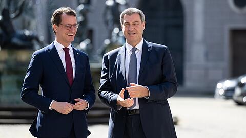 Markus Söder (CSU, r), Ministerpräsident von Bayern, begrüßt Hendrik Wüst (CDU), Ministerpräsident von Nordrhein-Westfalen.