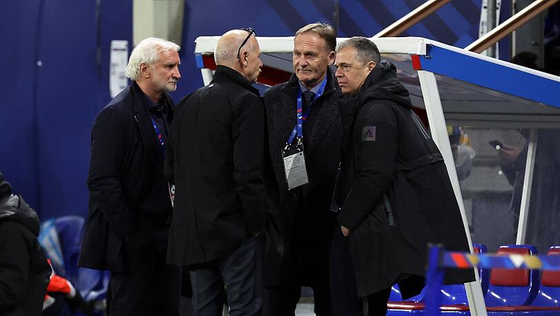 DFB-Präsident Bernd Neuendorf (M) im Gespräch mit DFB-Sportdirektor Rudi Völler, DFL-Aufsichtsratschef Hans-Joachim Watzke und DFB-Geschäftsführer Andreas Rettig.
