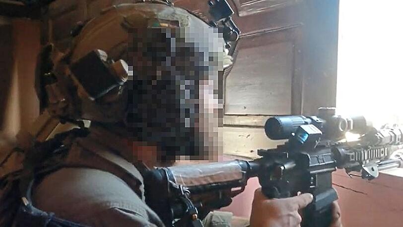 Mit dem Finger am Abzug: Der bayerische Abiturient Daniel G. blickt durch das Visier eines aufgerüsteten Sturmgewehrs im Gazastreifen.