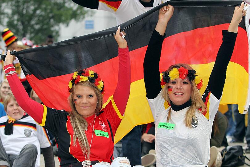 Für ihre Mannschaft geben Fußball-Fans alles - sehen Sie hier die besten Bilder von den Fan-Meilen und aus den Stadien bei der EURO 2012 in Polen und der Ukraine.