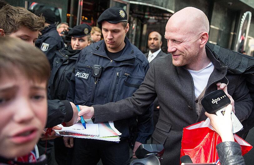 Sportvorstand Matthias Sammer schreibt fleißig Autogramme nach dem 24. Titelgewinn.