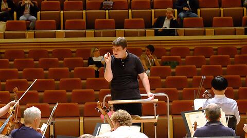 Andris Poga vor einem Jahr bei einer Probe mit den Münchner Philharmonikern im neuen Konzertsaal von Shanghai.