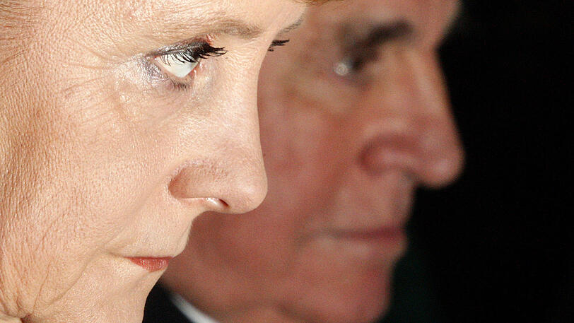 Der Altkanzler und "sein Mädchen": Angela Merkel und Helmut Kohl sitzen im Oktober 2007 in Berlin nebeneinander. Sie war lange sein Protegé und verdankt ihm zu großen Teilen ihren rasanten Aufstieg in der CDU.