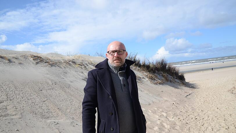 Sven Koch schreibt Krimis, die in Ostfriesland, Dänemark oder in der Provence spielen. Sven Koch schreibt Krimis, die in Ostfriesland, Dänemark oder in der Provence spielen.