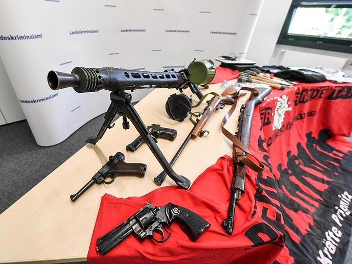 Bei einer Razzia gegen die Neonazi-Gruppe "Freie Kräfte Prignitz" sichergestellte Waffen und Materialien.