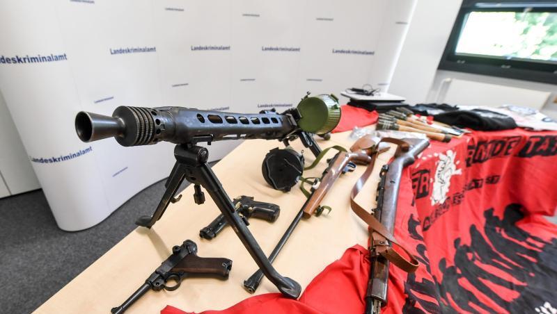 Bei einer Razzia gegen die Neonazi-Gruppe "Freie Kräfte Prignitz" sichergestellte Waffen und Materialien. Bei einer Razzia gegen die Neonazi-Gruppe "Freie Kräfte Prignitz" sichergestellte Waffen und Materialien.