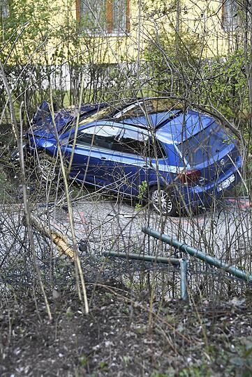 Das Auto durchbrach einen Zaun und erfasste anschließend einen Fußgänger, der schwer verletzt wurde.