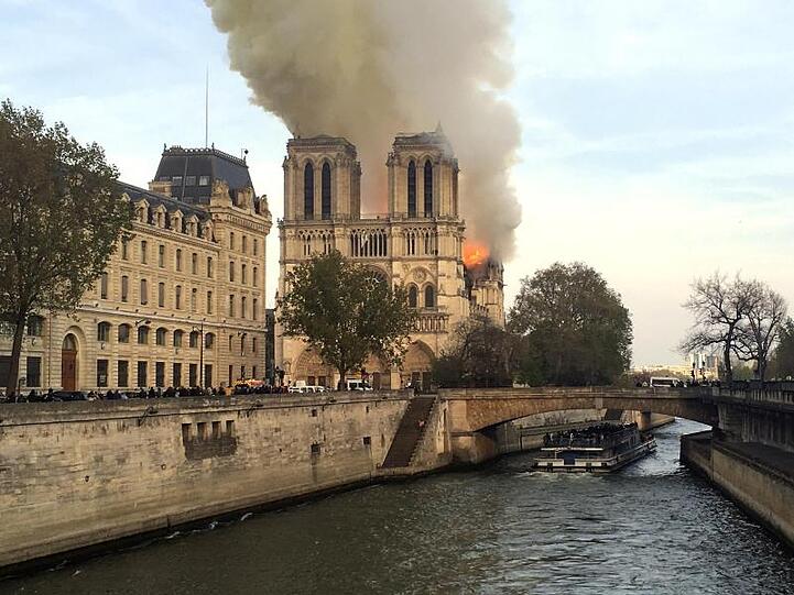 Die Pariser Kathedrale Notre-Dame brennt.