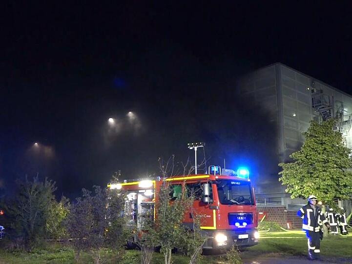 Die Feuerwehr bei den Löscharbeiten in dem Parkhaus am Flughafen Münster Osnabrück.