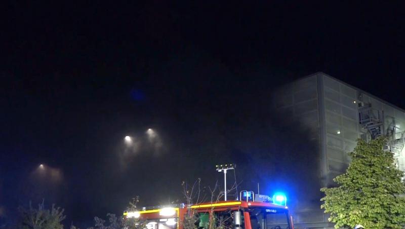 Die Feuerwehr bei den Löscharbeiten in dem Parkhaus am Flughafen Münster Osnabrück. Die Feuerwehr bei den Löscharbeiten in dem Parkhaus am Flughafen Münster Osnabrück.