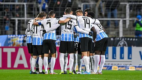 Ohne Störfeuer und mit ungebrochenem Teamgeist doch noch nicht chancenlos im Aufstiegskampf? Die Profis des TSV 1860.