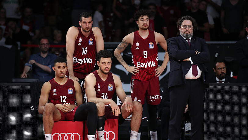 "Diese Niederlagen sollten Kraftstoff für das nächste Finale sein. Ich will Energie, um zurückzukehren - härter und stärker", sagt Andrea Trinchieri (rechts). George, Zipser, Schilling, Obiesie (von links) und Co. dürften die Botschaft vernommen haben.