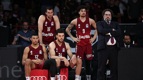 "Diese Niederlagen sollten Kraftstoff für das nächste Finale sein. Ich will Energie, um zurückzukehren - härter und stärker", sagt Andrea Trinchieri (rechts). George, Zipser, Schilling, Obiesie (von links) und Co. dürften die Botschaft vernommen haben.