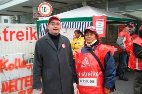 Ulrich Berber mit streikenden Beschäftigten.