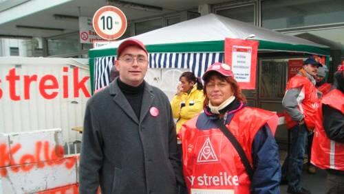 Ulrich Berber mit streikenden Beschäftigten. Ulrich Berber mit streikenden Beschäftigten.