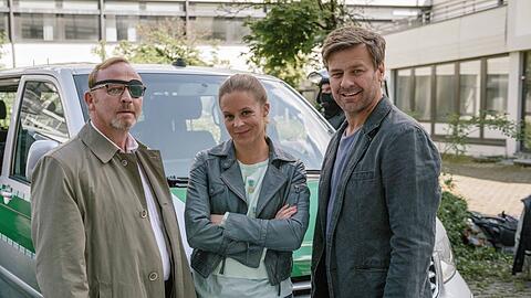 Die Kommissare Ludwig Schaller (l, Alexander Held), Harald Neuhauser (r, Marcus Mittermeier) und Angelika Flierl (Bernadette Heerwagen) ermitteln wieder.