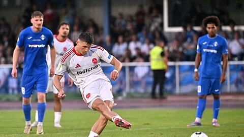 Nürnbergs Angreifer Semit Telalovic trifft gegen seinen Ex-Verein vom Elfmeterpunkt zum 3:2. Doch der Treffer reicht nicht.