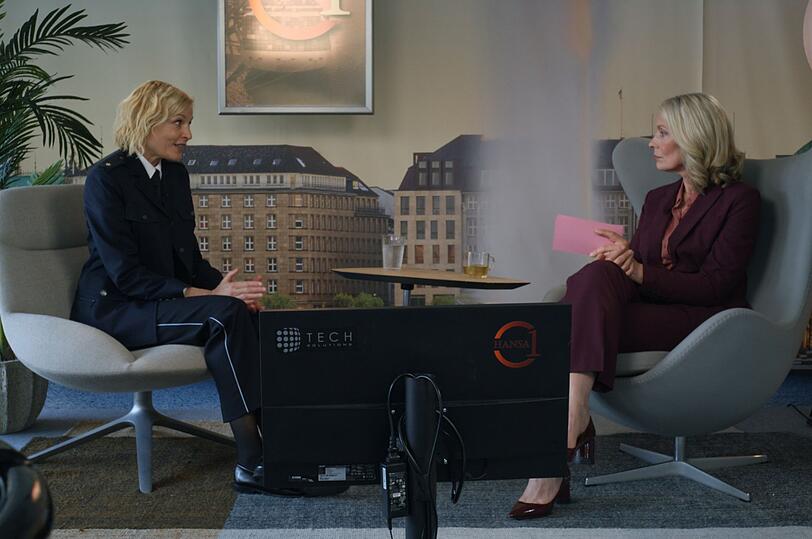 Melanie Hansen (Sanna Englund) hat einen Auftritt in der Fernsehsendung von Moderatorin Karin Sievers (Katja Weitzenb&ouml;ck). Doch diese bricht vor laufender Kamera zusammen.