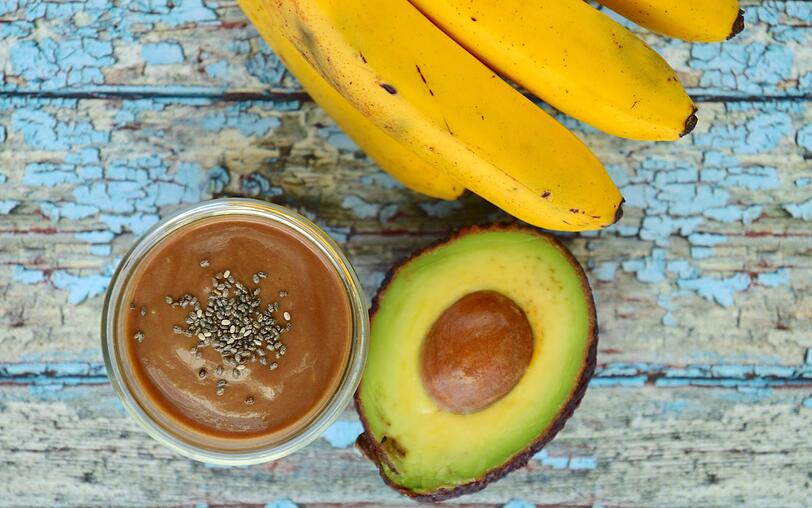Anstatt eine Zuckerbombe zu naschen, mixen Sie sich lieber einen gesunden Schoko-Smoothie, der sagenhaft schmeckt und keine W&uuml;nsche offen l&auml;sst - versprochen. Eine Avocado, eine Banane sowie einen Essl&ouml;ffel unges&uuml;&szlig;tes Kakaopulver mit 300 ml Milch mixen. Bei Bedarf etwas Honig dr&uuml;ber tr&auml;ufeln und losl&ouml;ffeln. Stillt Gel&uuml;ste am Nachmittag!
