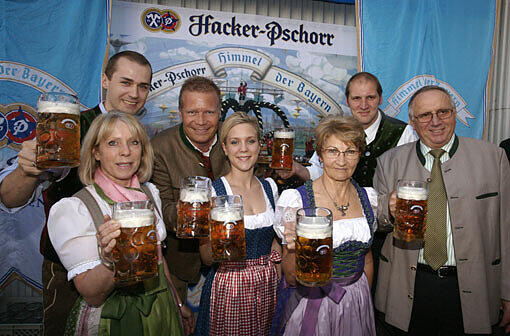 Erstes Wiesn-Bier: Bräurosl-Familie Heide (l.) mit Brauereichef Andi Steinfatt (3 v. l.) und Hacker-Familie Roiderer.