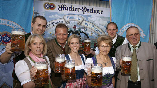 Erstes Wiesn-Bier: Bräurosl-Familie Heide (l.) mit Brauereichef Andi Steinfatt (3 v. l.) und Hacker-Familie Roiderer. Erstes Wiesn-Bier: Bräurosl-Familie Heide (l.) mit Brauereichef Andi Steinfatt (3 v. l.) und Hacker-Familie Roiderer.