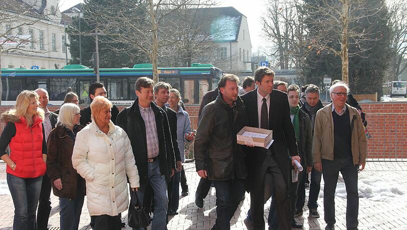 Reinhard Mulzer (CSU) und seine grünen Verbündeten bringen die 939 Unterschriften gegen Ikea zum Feldkirchner Rathaus. Reinhard Mulzer (CSU) und seine grünen Verbündeten bringen die 939 Unterschriften gegen Ikea zum Feldkirchner Rathaus.