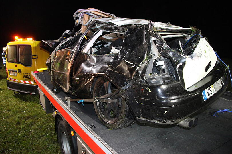 Tragischer Verkehrsunfall bei Attel: Ein 18-Jähriger kam von der B15 ab, prallte gegen die Leitplanke und kam bei dem Unfall ums Leben. Die Bilder vom Unfallort.