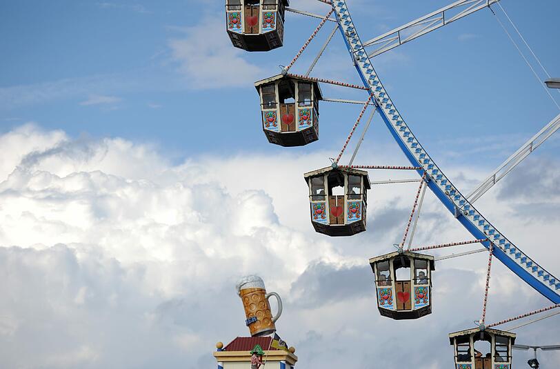 Malerische Aussichten: Riesenrad-Fahrer genießen den Ausblick auf die Wiesn und den &bdquo;Himmel der Bayern&ldquo;. Davon wird man heuer viel sehen &ndash; bei recht angenehmen Temperaturen.