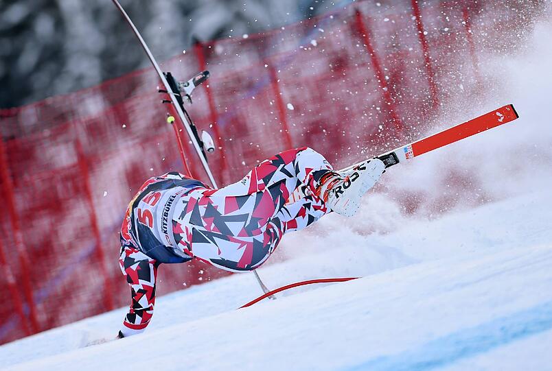 Mit einer schweren Verletzung endete das Training für den Österreicher Florian Scheiber. Der 28 Jahre alte Tiroler stürzte an der Hausbergkante spektukulär und flog in die Fangnetze. Dabei zog er sich einen Kreuzbandriss sowie Meniskusrisse im rechten Knie zu. Die Bilder.