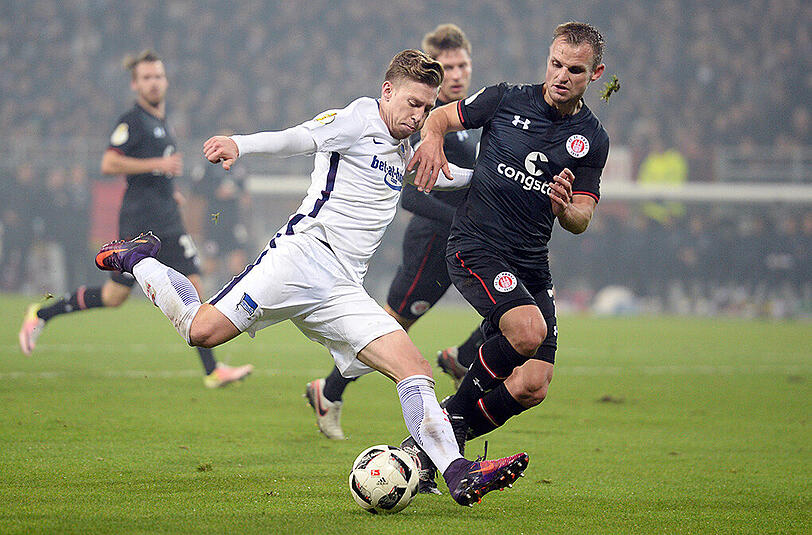 Ex-Bayern-Profi Mitchell Weiser (links) - hier gegen Bernd Nehrig - erzielte beim 2:0 vomn Hertha BSC beim FC St. Pauli ein Tor selbst und bereitete das andere vor.