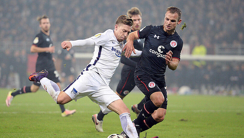 Ex-Bayern-Profi Mitchell Weiser (links) - hier gegen Bernd Nehrig - erzielte beim 2:0 vomn Hertha BSC beim FC St. Pauli ein Tor selbst und bereitete das andere vor. Ex-Bayern-Profi Mitchell Weiser (links) - hier gegen Bernd Nehrig - erzielte beim 2:0 vomn Hertha BSC beim FC St. Pauli ein Tor selbst und bereitete das andere vor.