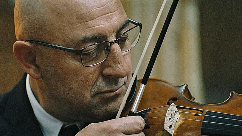 Daoud (Kad Merad) ist eigentlich Konzertmusiker, muss sich aber mangels Engagement als Geigenlehrer durchschlagen.