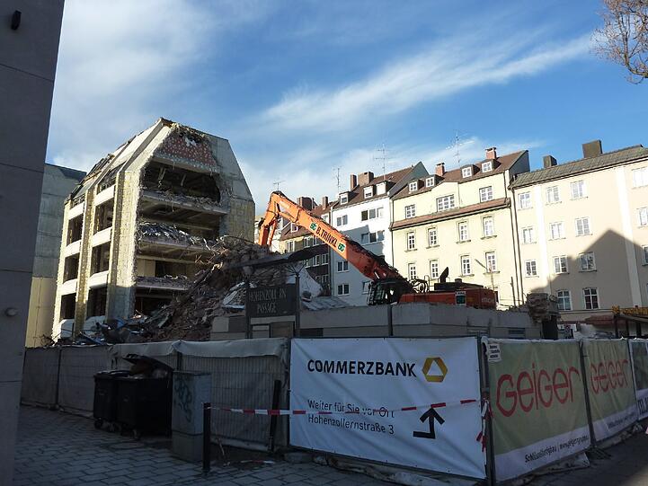 Im Hintergrund steht das Bürogebäude aus Beton und Stahl, das als nächstes an die Reihe kommt.