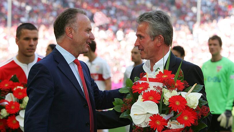 23. Mai 2009: Karl-Heinz Rummenigge verabschiedet Trainer Jupp Heynckes. 2017 kehrte Heynckes noch einmal zurück nach München. 23. Mai 2009: Karl-Heinz Rummenigge verabschiedet Trainer Jupp Heynckes. 2017 kehrte Heynckes noch einmal zurück nach München.